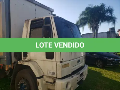 LOTE 002 - UM CAMINHÃO FORD/CARGO 2428E, PLACAS IOZ-7081, ANO 2008, MODELO 2009, CMT, 35,00 TONELADAS, COM CARROCERIA 9M