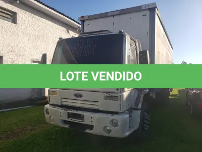 LOTE 002 - UM CAMINHÃO FORD/CARGO 2428E, PLACAS IOZ-7081, ANO 2008, MODELO 2009, CMT, 35,00 TONELADAS, COM CARROCERIA 9M