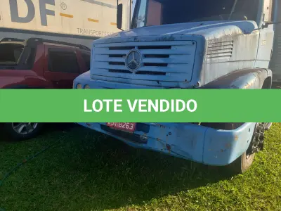 LOTE 003 - UM CAMINHÃO MERCEDES BENZ/L 1418R, PLACAS AJI-8263, ANO/MODELO 2000, COR AZUL