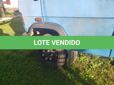 LOTE 001 - UM CAMINHÃO MERCEDES BENZ/710, PLACAS IKD-3985, COR AZUL, ANO/MODELO 2001, RENAVAM 763454389.