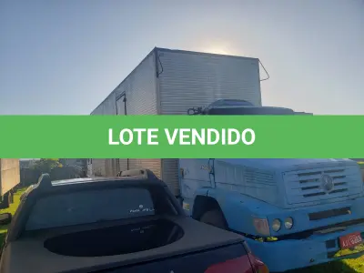 LOTE 003 - UM CAMINHÃO MERCEDES BENZ/L 1418R, PLACAS AJI-8263, ANO/MODELO 2000, COR AZUL