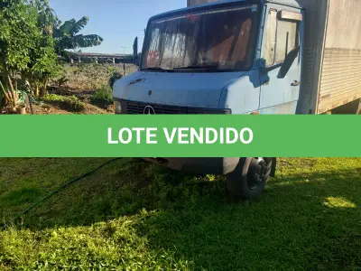 LOTE 001 - UM CAMINHÃO MERCEDES BENZ/710, PLACAS IKD-3985, COR AZUL, ANO/MODELO 2001, RENAVAM 763454389.