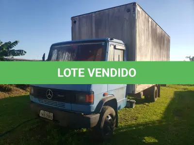 LOTE 001 - UM CAMINHÃO MERCEDES BENZ/710, PLACAS IKD-3985, COR AZUL, ANO/MODELO 2001, RENAVAM 763454389.