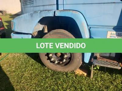 LOTE 003 - UM CAMINHÃO MERCEDES BENZ/L 1418R, PLACAS AJI-8263, ANO/MODELO 2000, COR AZUL