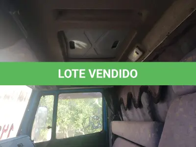 LOTE 001 - UM CAMINHÃO MERCEDES BENZ/710, PLACAS IKD-3985, COR AZUL, ANO/MODELO 2001, RENAVAM 763454389.