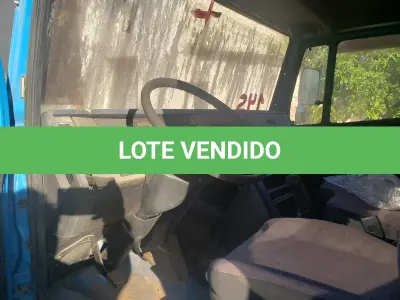 LOTE 001 - UM CAMINHÃO MERCEDES BENZ/710, PLACAS IKD-3985, COR AZUL, ANO/MODELO 2001, RENAVAM 763454389.