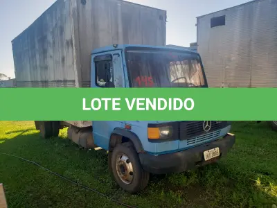 LOTE 001 - UM CAMINHÃO MERCEDES BENZ/710, PLACAS IKD-3985, COR AZUL, ANO/MODELO 2001, RENAVAM 763454389.