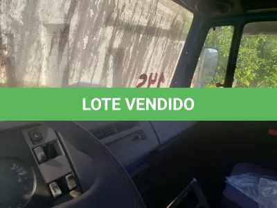 LOTE 001 - UM CAMINHÃO MERCEDES BENZ/710, PLACAS IKD-3985, COR AZUL, ANO/MODELO 2001, RENAVAM 763454389.