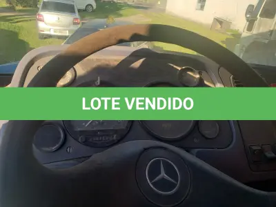 LOTE 003 - UM CAMINHÃO MERCEDES BENZ/L 1418R, PLACAS AJI-8263, ANO/MODELO 2000, COR AZUL