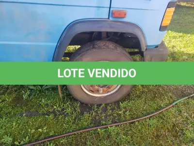 LOTE 001 - UM CAMINHÃO MERCEDES BENZ/710, PLACAS IKD-3985, COR AZUL, ANO/MODELO 2001, RENAVAM 763454389.