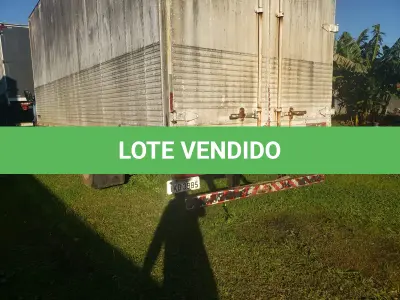 LOTE 001 - UM CAMINHÃO MERCEDES BENZ/710, PLACAS IKD-3985, COR AZUL, ANO/MODELO 2001, RENAVAM 763454389.