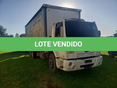 LOTE 002 - UM CAMINHÃO FORD/CARGO 2428E, PLACAS IOZ-7081, ANO 2008, MODELO 2009, CMT, 35,00 TONELADAS, COM CARROCERIA 9M