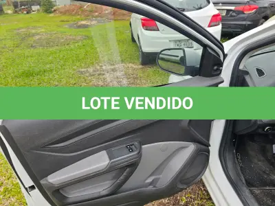 LOTE 001 - Um veículo automóvel CHEVROLET/ONIX 1.0MT SEL(Nacional), cor branca, a álcool/gasolina, ano de fabricação e modelo2015/2015, placa QHP0255