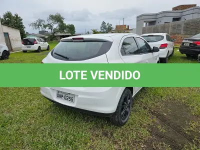 LOTE 001 - Um veículo automóvel CHEVROLET/ONIX 1.0MT SEL(Nacional), cor branca, a álcool/gasolina, ano de fabricação e modelo2015/2015, placa QHP0255
