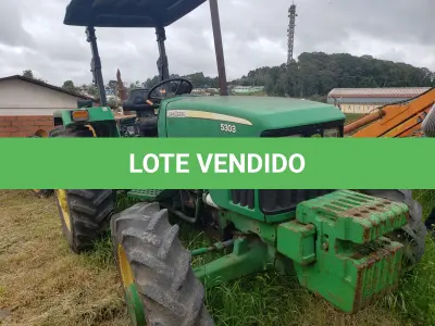 LOTE 003 - UM TRATOR JOHN DEERE 5303, VERDE, SEM FUNCIONAMENTO