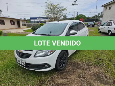 LOTE 001 - Um veículo automóvel CHEVROLET/ONIX 1.0MT SEL(Nacional), cor branca, a álcool/gasolina, ano de fabricação e modelo2015/2015, placa QHP0255