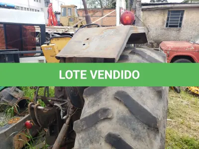 LOTE 002 - UM TRATOR VALTRA, VERMELHO, SEM FUNCIONAMENTO, EM ESTADO DE SUCATA