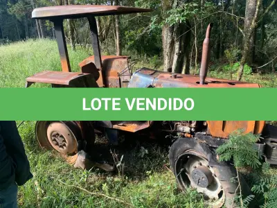 LOTE 018 - UM TRATOR MASSEY FERGUSON