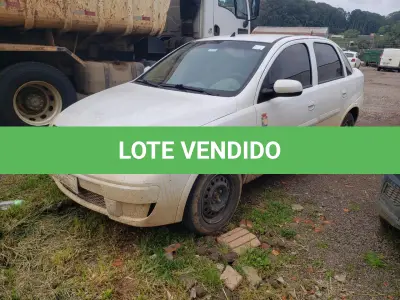 LOTE 001 - UM VEÍCULO GM/CORSA SEDAN PREMIUM, FLEX, PLACAS ISD-4965, ANO 2011, MODELO 2012