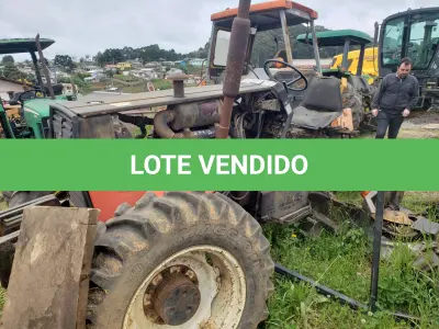 LOTE 002 - UM TRATOR VALTRA, VERMELHO, SEM FUNCIONAMENTO, EM ESTADO DE SUCATA