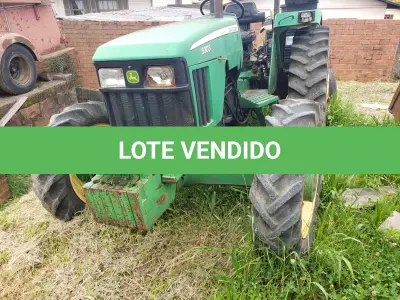 LOTE 003 - UM TRATOR JOHN DEERE 5303, VERDE, SEM FUNCIONAMENTO