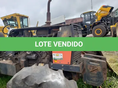 LOTE 002 - UM TRATOR VALTRA, VERMELHO, SEM FUNCIONAMENTO, EM ESTADO DE SUCATA
