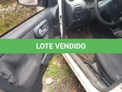 LOTE 001 - UM VEÍCULO GM/CORSA SEDAN PREMIUM, FLEX, PLACAS ISD-4965, ANO 2011, MODELO 2012