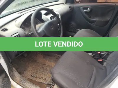LOTE 001 - UM VEÍCULO GM/CORSA SEDAN PREMIUM, FLEX, PLACAS ISD-4965, ANO 2011, MODELO 2012