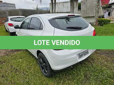 LOTE 001 - Um veículo automóvel CHEVROLET/ONIX 1.0MT SEL(Nacional), cor branca, a álcool/gasolina, ano de fabricação e modelo2015/2015, placa QHP0255