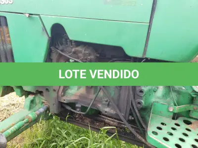 LOTE 003 - UM TRATOR JOHN DEERE 5303, VERDE, SEM FUNCIONAMENTO