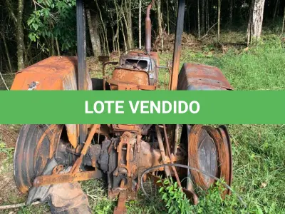 LOTE 018 - UM TRATOR MASSEY FERGUSON