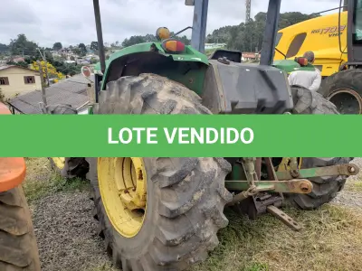 LOTE 004 - UM TRATOR JOHN DEERE 5700, VERDE, SEM FUNCIONAMENTO