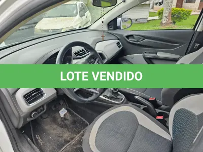 LOTE 001 - Um veículo automóvel CHEVROLET/ONIX 1.0MT SEL(Nacional), cor branca, a álcool/gasolina, ano de fabricação e modelo2015/2015, placa QHP0255
