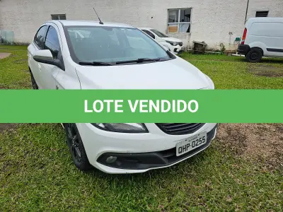 LOTE 001 - Um veículo automóvel CHEVROLET/ONIX 1.0MT SEL(Nacional), cor branca, a álcool/gasolina, ano de fabricação e modelo2015/2015, placa QHP0255