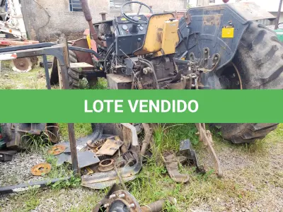 LOTE 002 - UM TRATOR VALTRA, VERMELHO, SEM FUNCIONAMENTO, EM ESTADO DE SUCATA