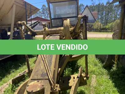 LOTE 025 - MOTONIVELADORA CATERPILAR, DIESEL (EM ESTADO DE SUCATA)