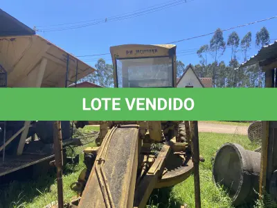 LOTE 025 - MOTONIVELADORA CATERPILAR, DIESEL (EM ESTADO DE SUCATA)