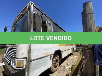 LOTE 017 - UM ÔNIBUS MERCEDES BENZ/OF 1315, DIESEL, PLACAS IHL-2060, ANO 1988, MODELO 1988 (EM ESTADO DE SUCATA)