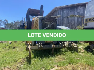 LOTE 021 - MOTONIVELADORA VOLVO/ G940, DIESEL, ANO/MODELO 2014 (EM ESTADO DE SUCATA)
