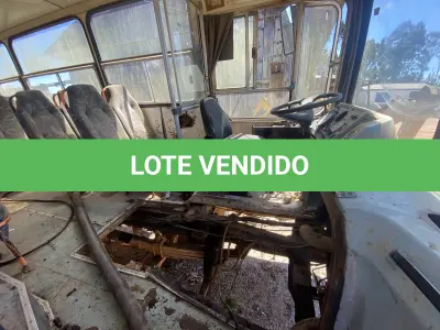 LOTE 017 - UM ÔNIBUS MERCEDES BENZ/OF 1315, DIESEL, PLACAS IHL-2060, ANO 1988, MODELO 1988 (EM ESTADO DE SUCATA)