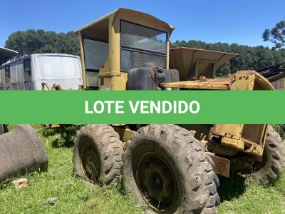 LOTE 025 - MOTONIVELADORA CATERPILAR, DIESEL (EM ESTADO DE SUCATA)