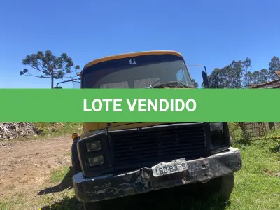 LOTE 020 - UM CAMINHÃO MERCEDES BENZ/ 1513, DIESEL, ANO/MODELO 1992 (EM ESTADO DE SUCATA)