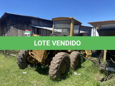 LOTE 025 - MOTONIVELADORA CATERPILAR, DIESEL (EM ESTADO DE SUCATA)
