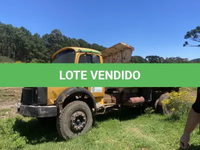 LOTE 020 - UM CAMINHÃO MERCEDES BENZ/ 1513, DIESEL, ANO/MODELO 1992 (EM ESTADO DE SUCATA)
