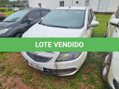 LOTE 001 - UM VEÍCULO CHEVROLET/ÔNIX, ANO 2015, PLACAS IWQ-4699.