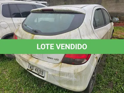 LOTE 001 - UM VEÍCULO CHEVROLET/ÔNIX, ANO 2015, PLACAS IWQ-4699.