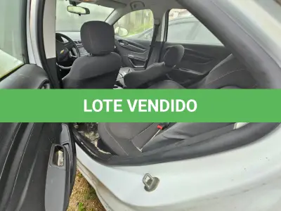 LOTE 001 - UM VEÍCULO CHEVROLET/ÔNIX, ANO 2015, PLACAS IWQ-4699.