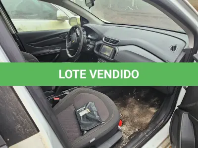 LOTE 001 - UM VEÍCULO CHEVROLET/ÔNIX, ANO 2015, PLACAS IWQ-4699.