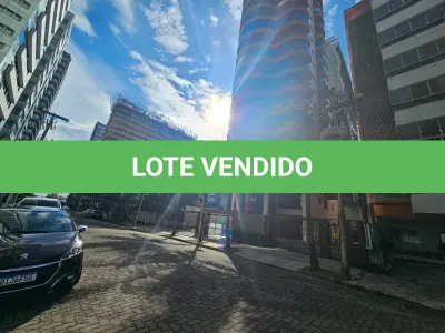 LOTE 001 - APARTAMENTO número 403 (quatrocentos e três) do Edifício ILHA DE PORTO SANTO, no BLOCO "A", sito à Rua Alexandrino de Alencar, número 325 em Torres RS