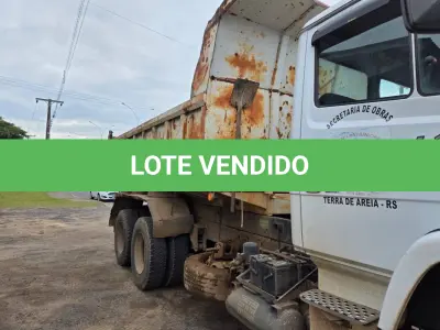LOTE 015 - UM CAMINHÃO CAÇAMBA M/BENZ L 1620, ANO E MODELO2009, PLACAS IPY-4545